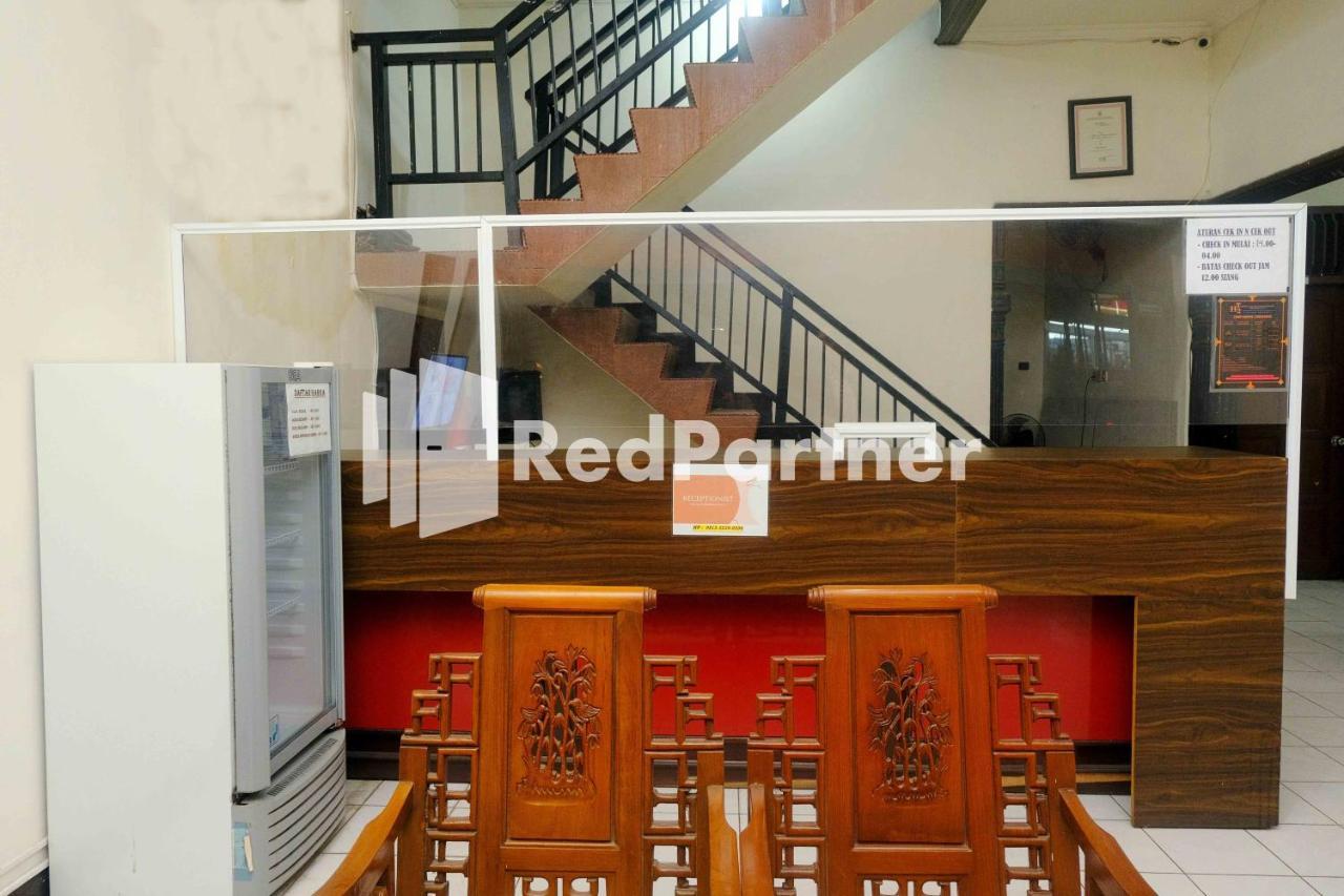 Hotel Transit 1 Makassar Redpartner Dış mekan fotoğraf