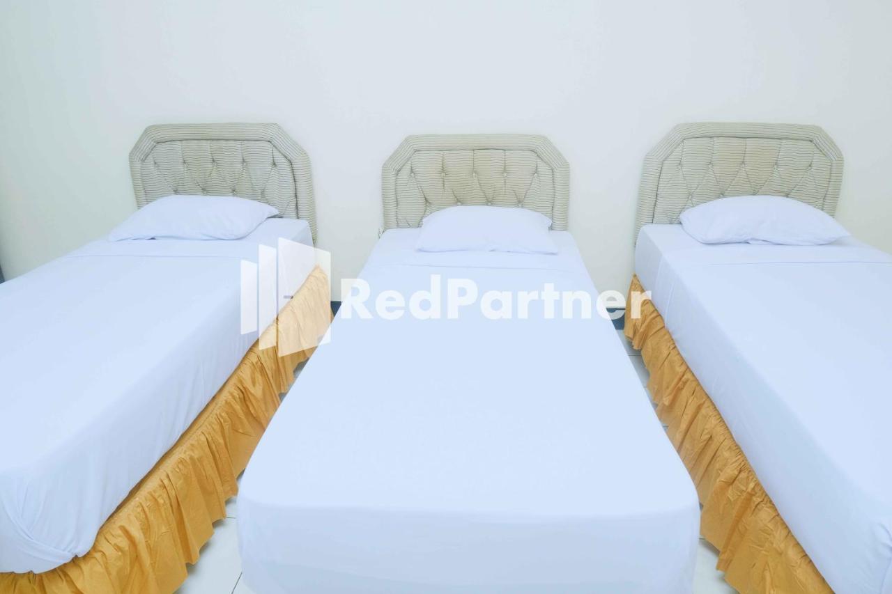Hotel Transit 1 Makassar Redpartner Dış mekan fotoğraf
