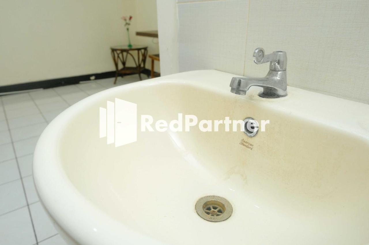 Hotel Transit 1 Makassar Redpartner Dış mekan fotoğraf